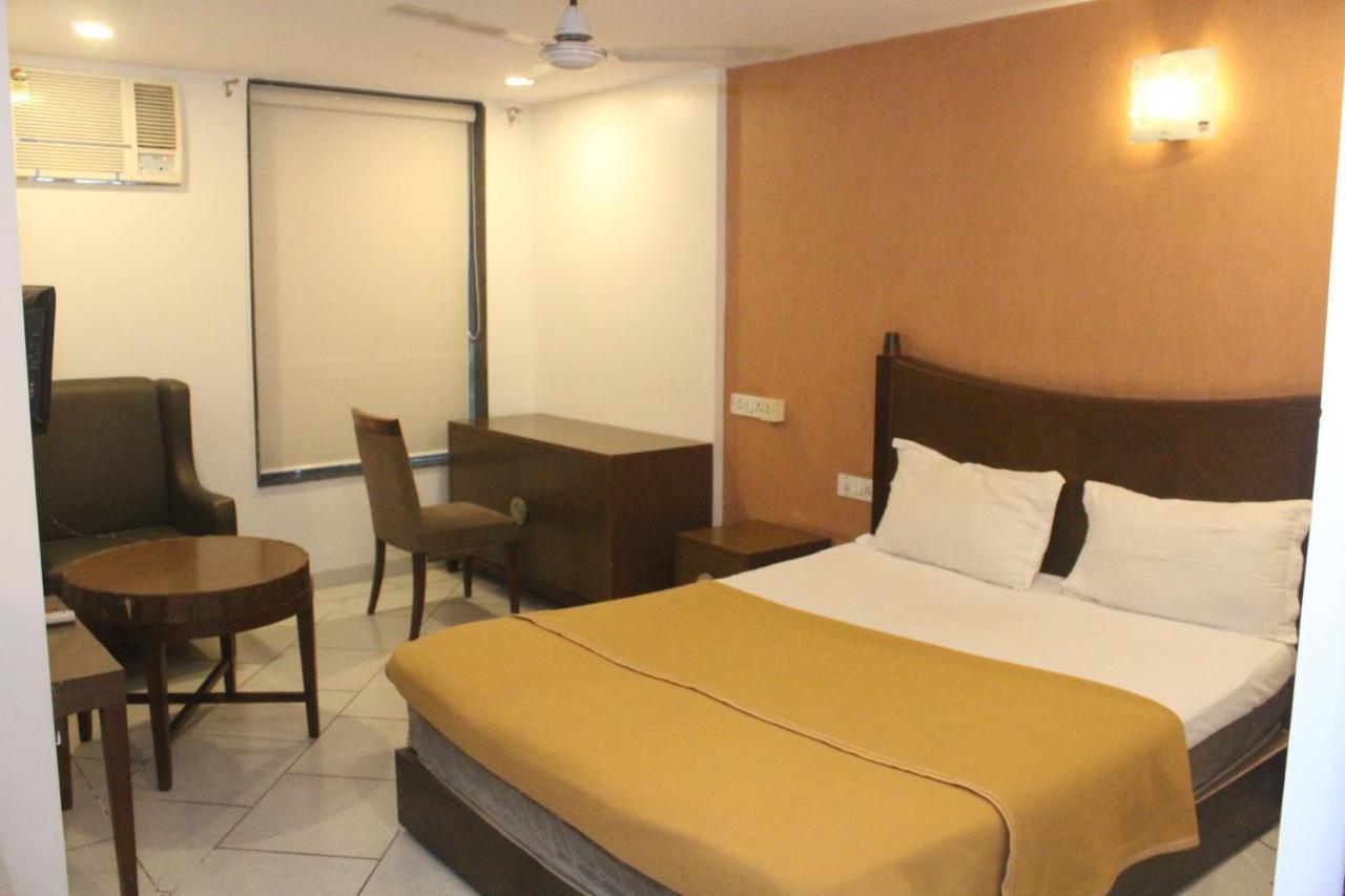 Hotel Western Court Boisar Екстериор снимка