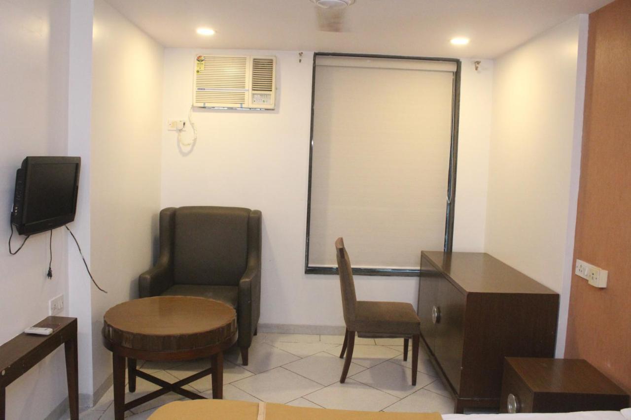 Hotel Western Court Boisar Екстериор снимка