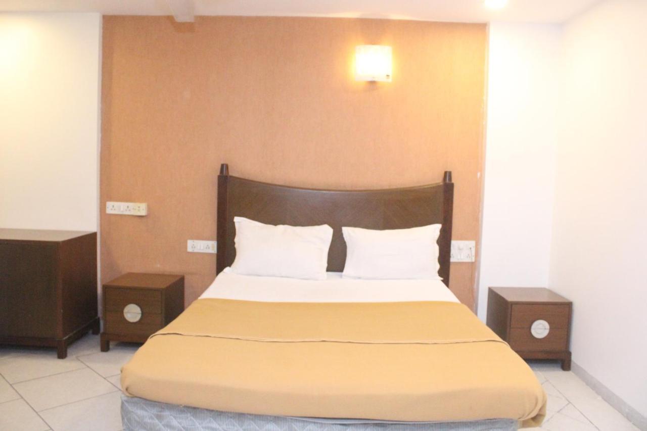 Hotel Western Court Boisar Екстериор снимка