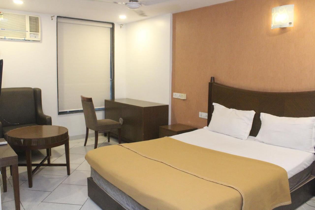 Hotel Western Court Boisar Екстериор снимка